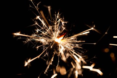 Saf Siyah Arkaplanda Yanan Parlak kıvılcımlar