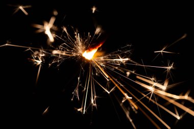 Saf Siyah Arkaplanda Yanan Parlak kıvılcımlar