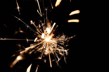 Saf Siyah Arkaplanda Yanan Parlak kıvılcımlar