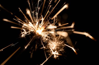 Saf Siyah Arkaplanda Yanan Parlak kıvılcımlar