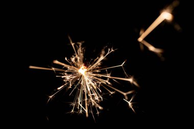 Saf Siyah Arkaplanda Yanan Parlak kıvılcımlar