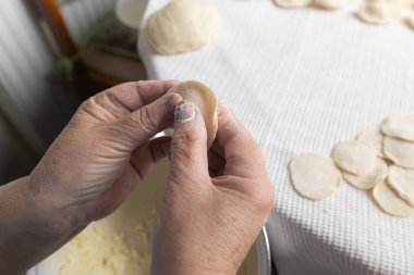 Kadın Ellerini Kapatın Geleneksel Ukraynalı Varenyky Yapıyor