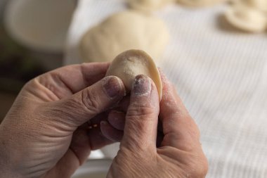 Kadın Ellerini Kapatın Geleneksel Ukraynalı Varenyky Yapıyor
