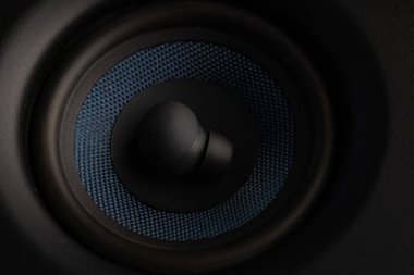 Kablosuz Kulaklıkları Kapat Hoparlörün İçinde Dinleniyor