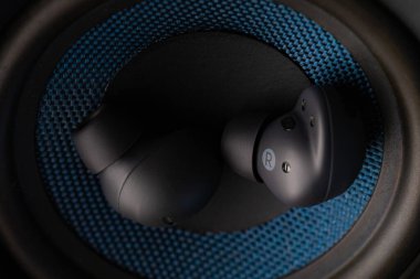 Kablosuz Kulaklıkları Kapat Hoparlörün İçinde Dinleniyor