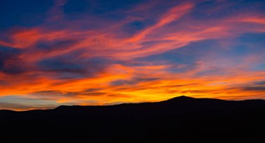 Canlı Orange Sunset Sky Over Dark Mountain Silhouette