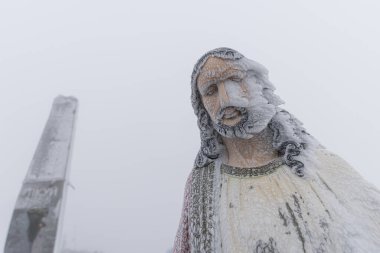 Karpatlar 'daki Pikuy Dağı' nda Düşük Açılı Buz Heykeli İsa Mesih