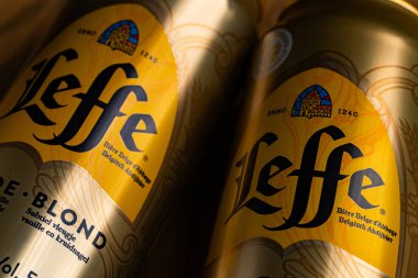 Lviv, Ukrayna - 11 Kasım 2025: Leffe Sarışın Bira Kutusu veya Şişe Etiketi Ayrıntılarını Kapat