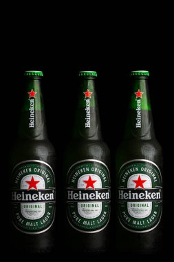 Lviv, Ukrayna - 12 Kasım 2025: Üç Soğuk Heineken Orijinal Saf Malt Lager Bira Şişeleri
