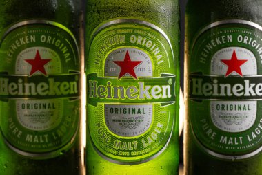 Lviv, Ukrayna - 12 Kasım 2025: Üç Soğuk Heineken Orijinal Saf Malt Lager Bira Şişeleri