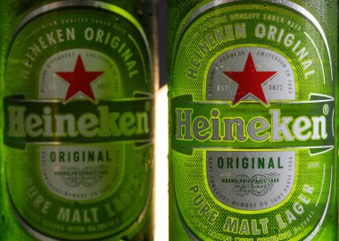 Lviv, Ukrayna - 12 Kasım 2025: Üç Soğuk Heineken Orijinal Saf Malt Lager Bira Şişeleri