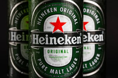 Lviv, Ukrayna - 12 Kasım 2025: Üç Soğuk Heineken Orijinal Saf Malt Lager Bira Şişeleri