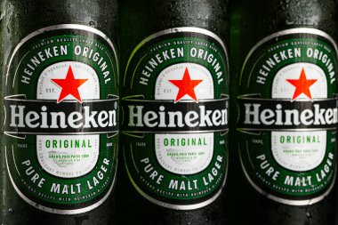 Lviv, Ukrayna - 12 Kasım 2025: Üç Soğuk Heineken Orijinal Saf Malt Lager Bira Şişeleri