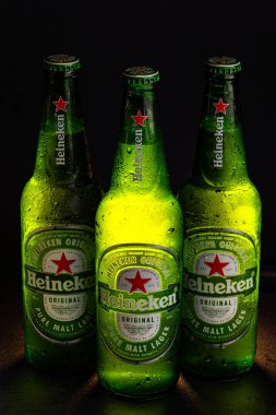 Lviv, Ukrayna - 12 Kasım 2025: Üç Soğuk Heineken Orijinal Saf Malt Lager Bira Şişeleri
