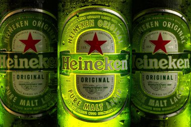 Lviv, Ukrayna - 12 Kasım 2025: Üç Soğuk Heineken Orijinal Saf Malt Lager Bira Şişeleri