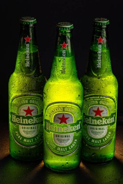 Lviv, Ukrayna - 12 Kasım 2025: Üç Soğuk Heineken Orijinal Saf Malt Lager Bira Şişeleri