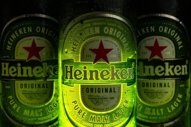 Lviv, Ukrayna - 12 Kasım 2025: Üç Soğuk Heineken Orijinal Saf Malt Lager Bira Şişeleri