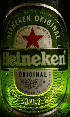 Lviv, Ukrayna - 12 Kasım 2025: Üç Soğuk Heineken Orijinal Saf Malt Lager Bira Şişeleri