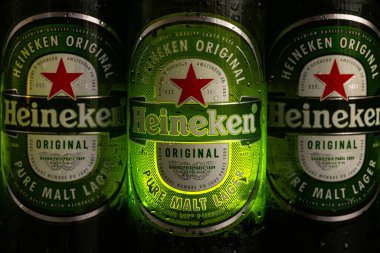 Lviv, Ukrayna - 12 Kasım 2025: Üç Soğuk Heineken Orijinal Saf Malt Lager Bira Şişeleri