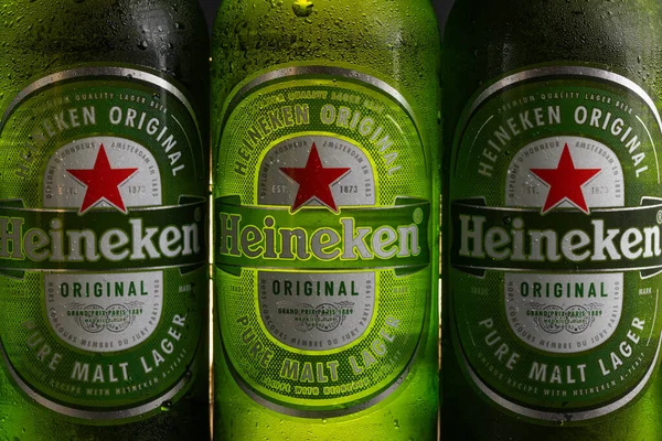 Lviv, Ukrayna - 12 Kasım 2025: Üç Soğuk Heineken Orijinal Saf Malt Lager Bira Şişeleri