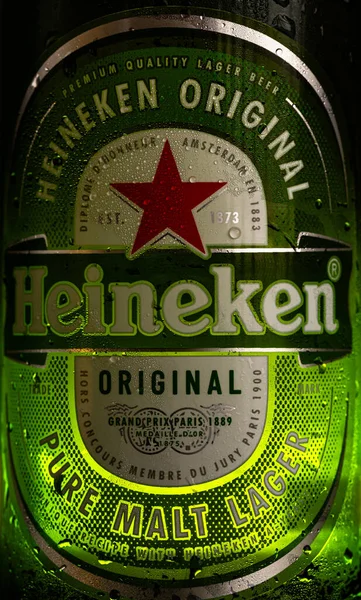 Lviv, Ukrayna - 12 Kasım 2025: Üç Soğuk Heineken Orijinal Saf Malt Lager Bira Şişeleri
