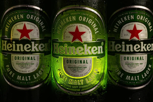 Lviv, Ukrayna - 12 Kasım 2025: Üç Soğuk Heineken Orijinal Saf Malt Lager Bira Şişeleri