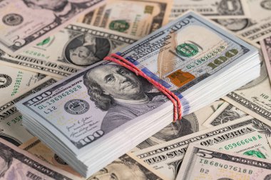 Dağınık Para Arkaplanı Üzerine 100 ABD Doları Doları Yığını Kapat