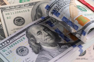 Dağınık Para Arkaplanı Üzerine 100 ABD Doları Doları Yığını Kapat