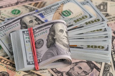 Dağınık Para Arkaplanı Üzerine 100 ABD Doları Doları Yığını Kapat