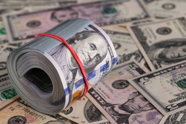 Yüz Amerikan Doları 'nın Kapalı Yuvarlanışı Kırmızı Lastik Bantla Korunuyor