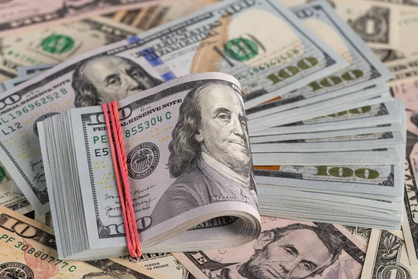 Dağınık Para Arkaplanı Üzerine 100 ABD Doları Doları Yığını Kapat