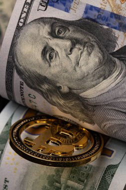 Fiziksel Altın Bitcoin Para Yığını Üzerinde Duruyor 100 Dolar Fatura