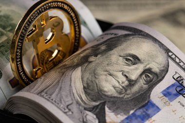 Fiziksel Altın Bitcoin Para Yığını Üzerinde Duruyor 100 Dolar Fatura