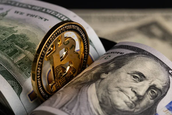 Fiziksel Altın Bitcoin Para Yığını Üzerinde Duruyor 100 Dolar Fatura