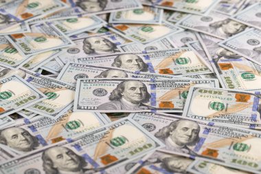 Saçılmış Para Arkaplanındaki 100 Dolarlık banknot Şeklinde Kapat Altın Çubuğu