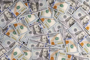 Saçılmış Para Arkaplanındaki 100 Dolarlık banknot Şeklinde Kapat Altın Çubuğu