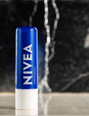 Lviv, Ukrayna - 16 Kasım 2025: Işık desenli arkaplanda Nivea Dudak Merhemi