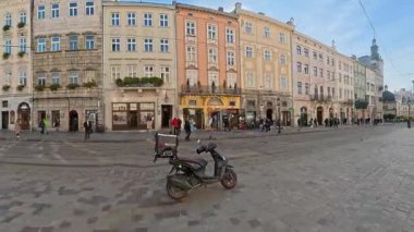 Eski Binalar ve Yürüyen İnsanlar ile Lviv Ukrayna 'daki Rynok Meydanı Panoramik Manzarası