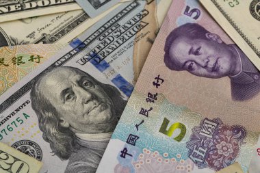 Çin Beş Yuan Banknota Yüz Dolarlık Arkaplan Üzerine Katman