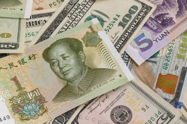 Çin Beş Yuan Banknota Yüz Dolarlık Arkaplan Üzerine Katman