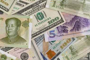 Çin Beş Yuan Banknota Yüz Dolarlık Arkaplan Üzerine Katman