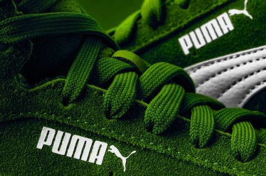 Herzogenaurach, Almanya - 5 Mayıs 2021: Beyaz Logolu ve Bağcıklı Yeşil Süet PUMA Spor Ayakkabıları 'ndan Extreme Close Macro