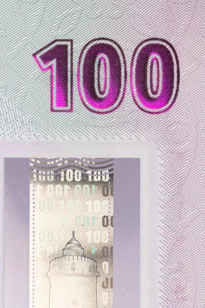 Yeni Polymer 'ın Aşırı Macro Detayları 100 BAE Dirham Banknote Holografik Güvenlik Penceresi ve Mezhebi Gösteriyor