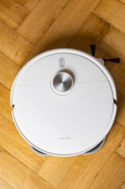 Lviv, Ukrayna - 4 Ocak 2025: Tahta Döşemede Beyaz Xiaomi Robot Süpürgesi S40 Pro Temizleyici
