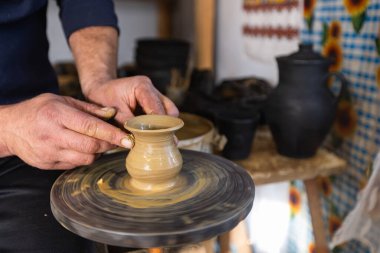 Becerikli Potter Tekerlekli Çamuru şekillendiriyor