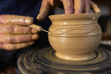 Becerikli Potter Tekerlekli Çamuru şekillendiriyor