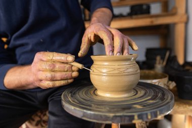 Becerikli Potter Tekerlekli Çamuru şekillendiriyor