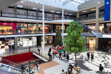 Lviv, Ukrayna - Aralık 2025: Noel süslemeleri ile birlikte alışveriş merkezi içi