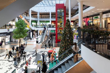 Lviv, Ukrayna - Aralık 2025: Noel süslemeleri ile birlikte alışveriş merkezi içi