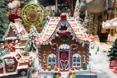 Noel zencefilli kurabiye evi, kış mağazasında tasarım amaçlı sergileniyor.